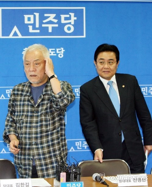 ▲ 김한길 민주당 대표와 전병헌 원내대표가 4일 오전 충북 청주시 상당구 율량동 민주당 충북도당에서 열린 최고위원회의에 들어서고 있다.ⓒ연합뉴스