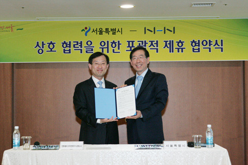 ▲ NHN 김상헌 대표와 박원순 서울시장이 협약을 체결하고 밝게 웃고 있다. ⓒ서울시 제공