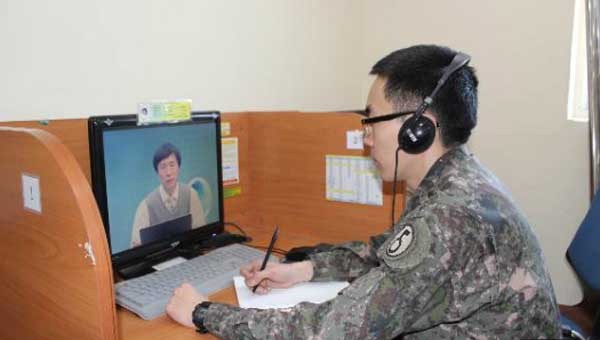 ▲ 사이버지식정보방에서 온라인 강의를 듣는 장병.