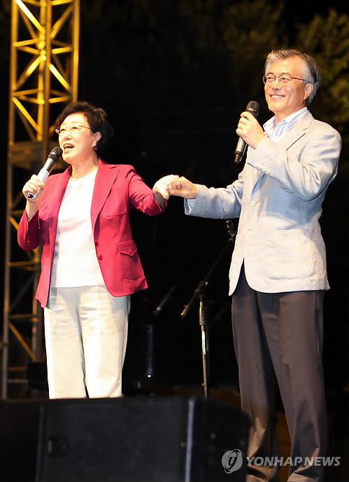 ▲ 함께 무대에서 손잡고 노래 부르는 문재인과 한명숙. 지난 2011년 8월 27일 경남 김해 봉하마을에서 열린 '노무현 전 대통령 탄생 65주년 기념 봉하음악회'에서 문재인(오른쪽) 노무현재단 이사장과 한명숙 전 총리가 함께 무대에서 손을 잡고 노래를 부르고 있다.ⓒ연합뉴스