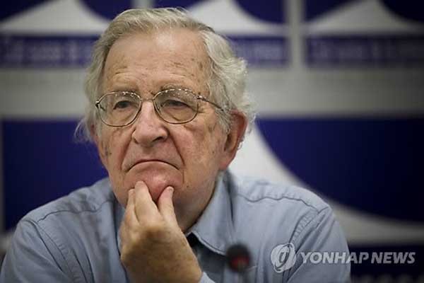▲ 자신의 전공인 언어학 보다는 미국과 서방국가 비판에 더욱 열정적인 언어학자 노엄 촘스키 美MIT大 교수. [사진: 연합뉴스]