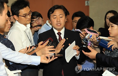 ▲ [NLL 대화록] 폐기 사건의 진실이 드러난 이후 궤변에 가까운 입장을 밝힌 민주당 김관영 수석대변인. ⓒ연합뉴스