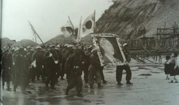 ▲ 1953년 석방된 반공포로들이 이승만 대통령 사진을 들고 행진하고 있다.(거제도)