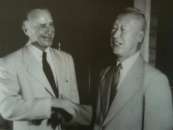 ▲ 경무대로 이승만대통령을 찾아온 미국 아이젠하워 대통령의 특사 로버트슨.