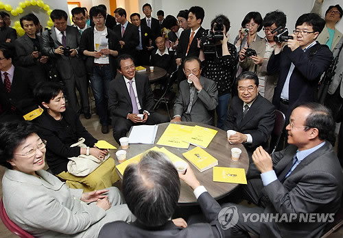 ▲ '한자리에 모인 친노' 2011년 5월 12일, 문재인 당시 노무현재단 이사장, 한명숙 전 총리, 강금실 전 법무장관, 변양균 전 청와대 정책실장, 이해찬 전 총리, 이재정 전 장관 등이 서울 인사동 서울갤러리에서 열린 노무현 전 대통령 2주기 추모전시회에서 얘기를 나누고 있다.ⓒ 연합뉴스