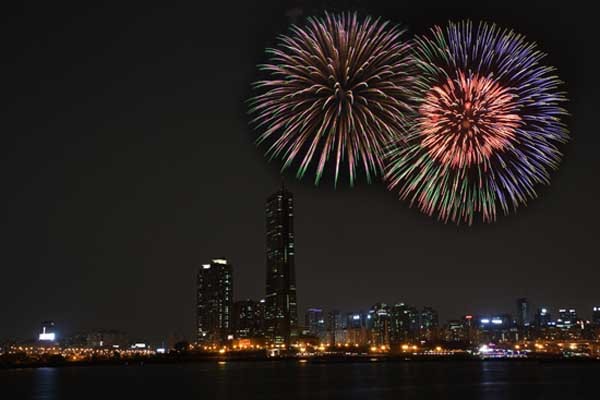 ▲ 여의도 불꽃축제 장면. 5일 [2013 여의도 불꽃축제]에는 100만여 명의 인파가 몰렸다. [사진: 한화데이즈 블로그]