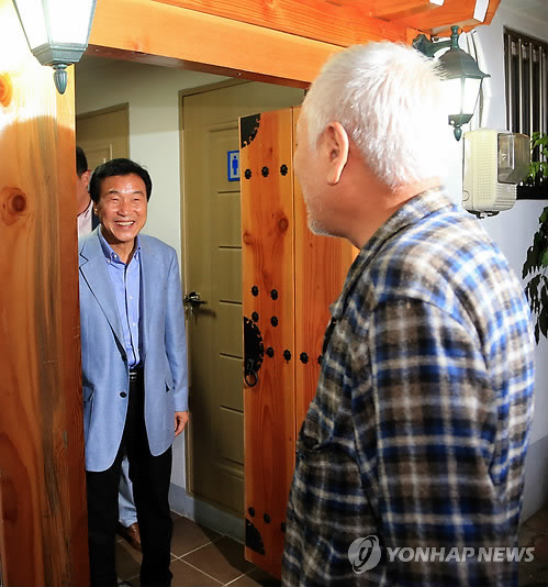 ▲ 김한길 민주당 대표가 6일 저녁 서울 시내 한 음식점에서 열린 손학규계 인사들이 마련한 귀국 환영 만찬장을 찾아 손학규 상임고문과 독대한 뒤 나오고 있다. 이날 김대표는 10ㆍ30 경기 화성갑 보궐 선거에 출마해줄 것을 요청하기 위해 손 고문을 만났다.ⓒ연합뉴스