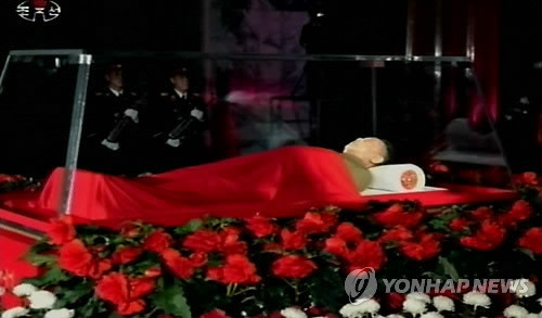 ▲ 이 꼬락서니를 보라. 지 애비처럼 방부처리 되어 영생을 꿈꾸는 잔인한 도살자 김정일. 지 애비를 능가하는 요사스런 [귀태 중의 귀태]. [전체주의 사교] 집단의 교주 계승자에 불과하다. ⓒ 연합뉴스DB