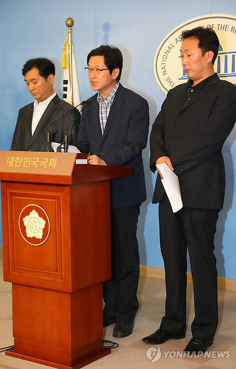 ▲ 참여정부 대통령비서실 임상경 기록관리비서관(대통령기록관 초대 관장, 왼쪽부터), 김경수 연설기획비서관, 이창우 1부속실 행정관이 지난 7월18일 오후 국회 정론관에서 기자회견을 열고 '대화록 실종' 논란에 대해 "참여정부는 2007년 남북정상회담 회의록을 대통령 기록관에 분명히 이관했다"고 주장하고 있다.ⓒ연합뉴스