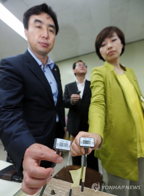 ▲ 민주당 배재정 의원(오른쪽)과 윤관석 의원이 23일 오전 인천시 계양구 작전고등학교를 방문, 교실에서 실내 온도를 측정하고 있다.ⓒ연합뉴스