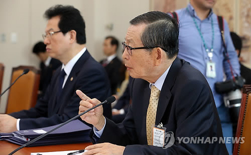 ▲ 유영익 국사편찬위원장이 4일 국회에서 열린 교육문화위원회에 참석해 위원의 질의에 답하고 있다.ⓒ연합뉴스