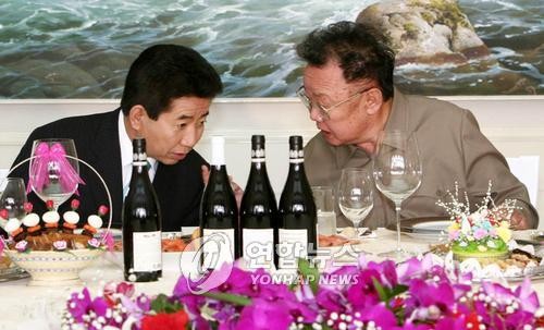 ▲ 2007년 남북정상회담 중 귀엣말을 주고 받고 있는 노무현 전 대통령과 북한 김정일의 모습. ⓒ연합뉴스