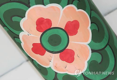 ▲ ⓒ연합뉴스 화재로 파손됐다가 지난 ５월 복구작업을 마친 숭례문의 단청 일부가 벗겨진 것으로 드러나 문화재청이 원인파악에 나섰다.