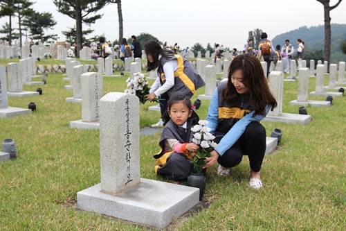 ▲ (사진제공=국민은행) 국민은행 직원이 가족과 함께 국립서울현충원 봉사활동을 하고 있다.