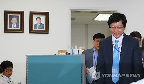 ▲ 김경수 전 참여정부 대통령비서실 연설기획비서관이 4일 오후 '대화록 미이관' 논란에 대한 입장을 밝히는 브리핑을 하기 위해 국회 민주당 공보실로 들어서고 있다.ⓒ 연합뉴스