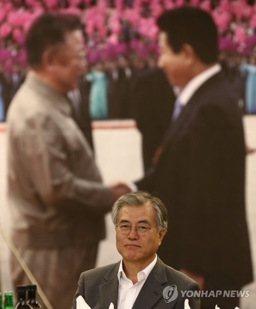 ▲ 문재인 민주당 의원이 4일 오후 서울 세종로 세종문화회관에서 열린 10·4 남북정상선언 6주년 기념식에 참석해 자리에 앉아 있다.ⓒ 연합뉴스