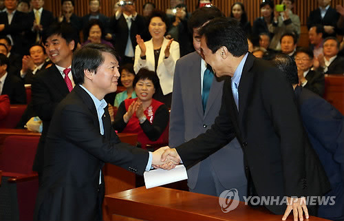 ▲ 손학규 민주당 상임고문(오른쪽)과 안철수 무소속의원이 8일 밤 국회 헌정기념관에서 열린 동아시아미래재단 창립 7주년 기념식에서 악수하고 있다.ⓒ연합뉴스