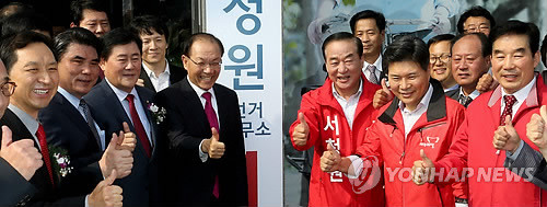 ▲ 황우여 대표와 최경환 원내대표 등 새누리당 지도부가 9일 경기도 화성시 봉담면에서 열린 화성갑 재보궐선거 서청원 후보 사무소 개소식에서 서 후보와 함께 엄지손가락을 들어 보이고 있다. 유승민 원유철 이주영 이학재 의원 등 30여명의 현역 의원과 이혜훈 최고위원, 나경원 전 의원 등 당지도부가 총출동했다.ⓒ연합뉴스