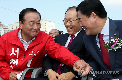 ▲ 황우여 대표와 최경환 원내대표가 9일 경기도 화성시 봉담면에서 열린 화성갑 재보궐선거 서청원 후보 사무소 개소식에서 서 후보와 밝게 웃으며 대화하고 있다.ⓒ연합뉴스