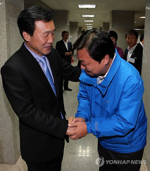 ▲ 손학규 민주당 상임고문이 8일 밤 국회 헌정기념관에서 열린 동아시아미래재단 창립 7주년 기념식에서 10.30재보선 경기도 화성갑 지역에 공천된 오일용 지역위원장을 격려하고 있다.ⓒ연합뉴스