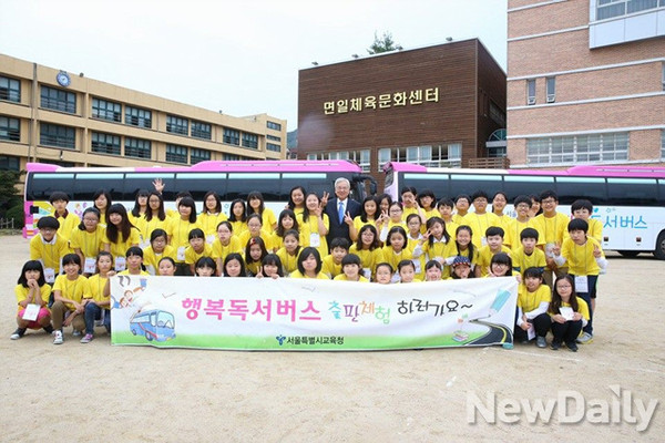 ▲ 8일 첫 출발을 알린 서울시교육청의 [행복독서버스] 사업이 화제다. 이 버스를 원하는 학교는 누구나 서울시교육청 관할 도서관에서 신청할 수 있다ⓒ윤희성
