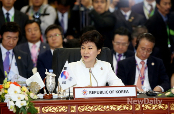▲ 박근혜 대통령이 10일 오전 브루나이 인터내셔널 컨벤션센터에서 열린 동아시아 정상회의（East Asia Summit）에 참석하고 있다. ⓒ 뉴데일리 (청와대 제공)