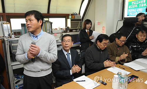 ▲ 지난해 2월 14일, 박원순 서울시장이 영등포 반값고시원추진운동본부에서 열린 정책워크숍에 참석한 모습. 박 시장 옆에 일어서서 기자들에게 설명을 하고 있는 사람이 박철수 전 대표.ⓒ 연합뉴스