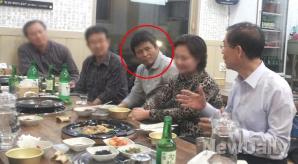 ▲ 서울시장 당선 뒤, 박철수 전 대표를 비롯한 시민단체 관계자들과 술자리를 하고 있는 박원순 시장.ⓒ 해보자모임 인터넷 카페 화면 캡처