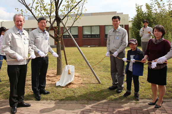 ▲ ▲ 삼성토탈은 10일 충남 대산공장에서 기능장 최다배출을 기념하여 손석원 사장(좌측 두번째)과  마크 반더엘스트 수석부사장(좌측 첫번째)를 비롯해 임직원, 가족들이 참석한 가운데  [기능마스터 동판제막식]을 개최했다.