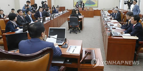 ▲ (사진=연합뉴스) 국회 정무위원회 전체회의에서 의원들이 국정감사 증인 채택을 논의하고 있다.