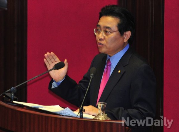 ▲ 전병헌 민주당 원내대표가 8일 오전 국회 본회의장에서 교섭단체 대표연설을 하고 있다.ⓒ이종현 기자