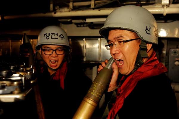 ▲ 포에 포탄을 장전 중인 PCC-783 신성함 장병들.