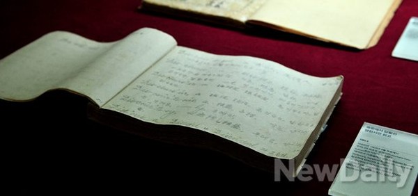 ▲ 연세대학교 학술정보원 조용선전시실에서 열리고 있는 우남 이승만 문서 특별전. 사진은 이승만 대통령이 한성감옥에서 쓴 영한사전의 초본ⓒ이미화