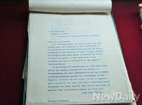 ▲ 연세대학교 학술정보원 조용선전시실에서 열리고 있는 우남 이승만 문서 특별전. 사진은 이승만 대통령이 루즈밸트 대통령에게 보낸 문서ⓒ이미화