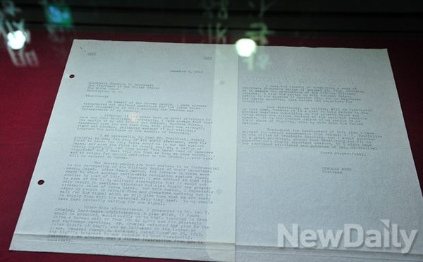 ▲ 연세대학교 학술정보원 조용선전시실에서 열리고 있는 우남 이승만 문서 특별전. 사진은 이승만 대통령이 루즈밸트 대통령에게 보낸 문서ⓒ이미화