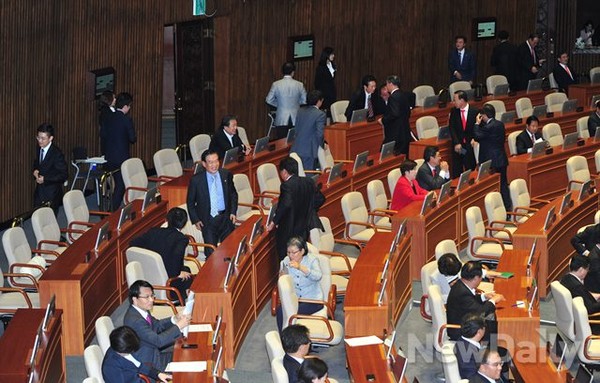 ▲ 이상규 의원의 자유발언이 시작되자 일부 의원들이 본회의장을 나서고 있다. ⓒ 이종현 기자