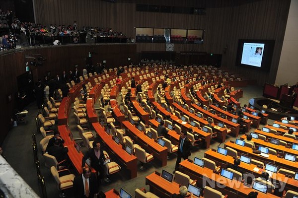 ▲ 일부 의원들이 이상규 의원의 발언 중 본회의장을 빠져 나가 자리가 비어있는 모습. ⓒ 이종현 기자