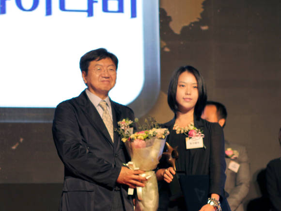 ▲ 2013 올해의 브랜드 대상에서 한국소비자포럼 자문위원장 이남식 총장(왼쪽)과 팅크웨어 마케팅본부 이남경 이사(오른쪽)가 기념촬영을 하고 있다.ⓒ팅크웨어