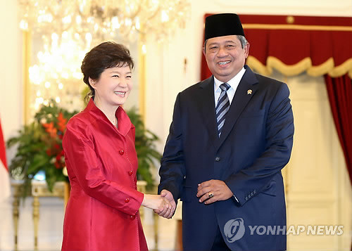 ▲ 인도네시아를 국빈방문중인 박근혜 대통령이 12일 오후 인도네시아 대통령궁에서 열린 단독정상회담에서 수실로 밤방 유도요노 대통령과 악수하고 있다. ⓒ 연합뉴스