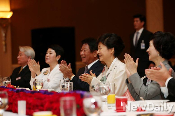 ▲ 인도네시아를 국빈방문중인 박근혜 대통령이 11일 오후 인도네시아 교민들과 만찬을 함께 하고 있다.  ⓒ 뉴데일리