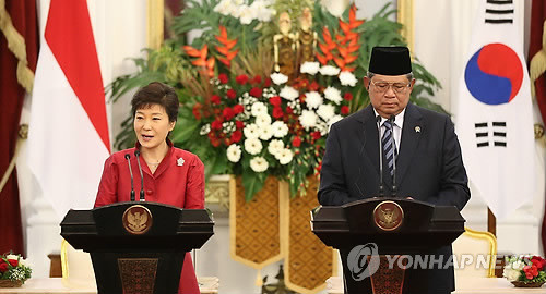 ▲ 인도네시아를 국빈 방문중인 박근혜 대통령이 12일 대통령궁에서 수실로 밤방 유도유노 대통령과 공동 언론발표를 하고 있다.ⓒ 연합뉴스