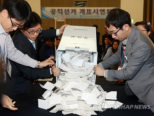 ▲ 지난 1월 종북세력과 깡통진보 측이 대선무효 주장을 펴자 중앙선관위 관계자들이 억지주장을 일축하며 개표과정을 공개시연하고 있다. ⓒ연합뉴스