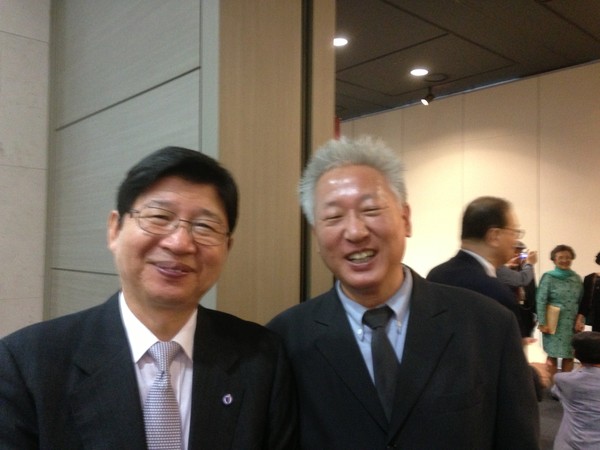 ▲ 전시장을 돌아보는 정갑용 연세대 총장(왼쪽)과 류석춘 이승만연구원 원장.