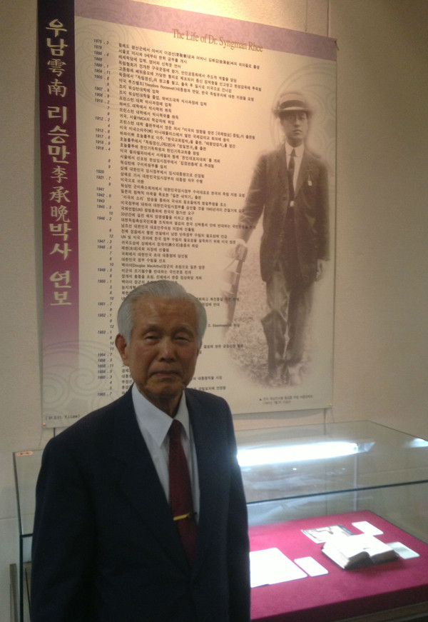 ▲ 이승만박사 연보 앞에 선 양자 이인수 박사.