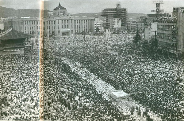 ▲ 이승만 장례행렬에 추모하러 나온 서울 시민들.1965년 7월27일 가족장으로 치러진 이승만의 운구행열.(서울시청광장)