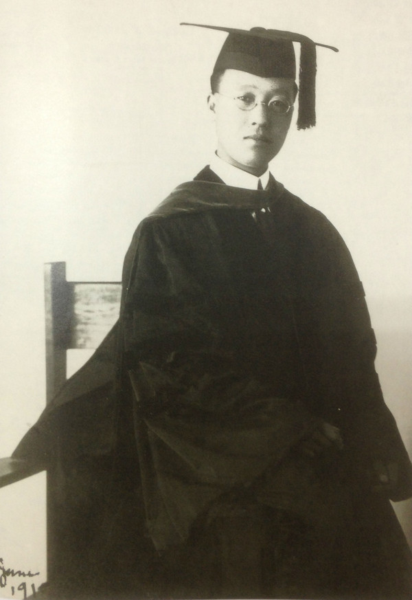 ▲ 프린스턴 대학 박사모를 쓴 이승만.(1910.7) 한일병탄 한달전 한반도 최초의 미국박사가 되다.