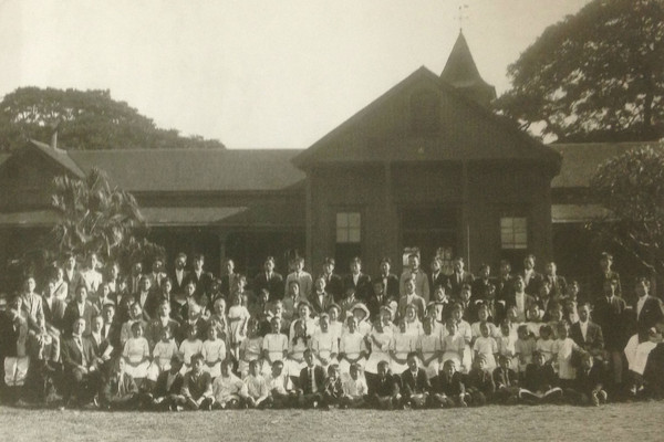 ▲ 이승만이 설립한 하와이 한인기숙학교(중앙학원) 건물과 학생들, 교사들.(1913)