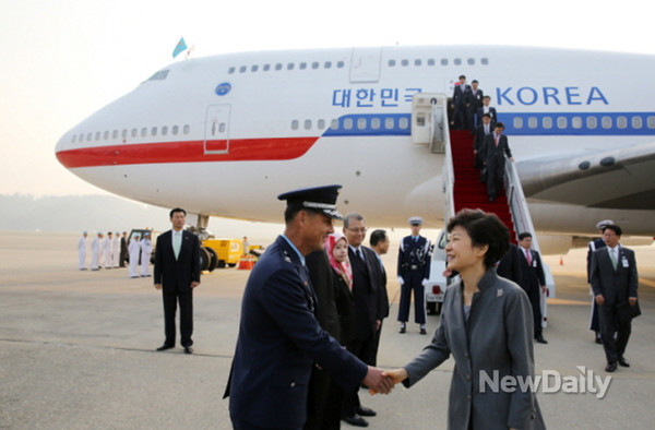 ▲ 박근혜 대통령이 6박8일간의 인도네시아, 브루나이 순방을 마치고 13일 오전 성남 서울공항을 통해 귀국하고 있다. ⓒ 뉴데일리 (청와대 제공)