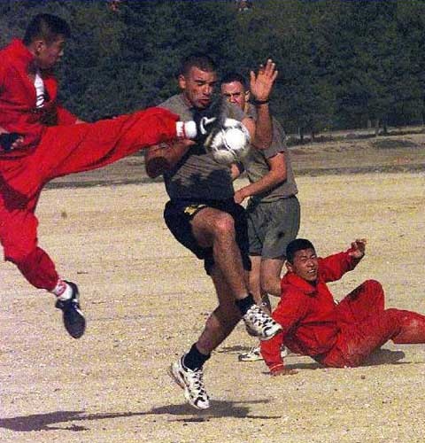 ▲ 인터넷에서 한때 인기를 끌었던, 전설의 전투축구 장면. 사실 20년도 넘은 사진이다. 지금도 이럴까?