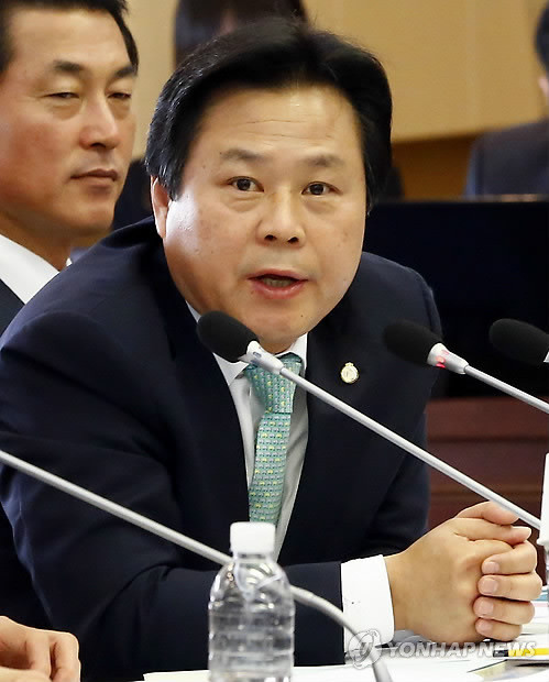 ▲ 강기윤 새누리당 의원이 14일 오전 세종로 정부서울청사에서 열린 국회 안전행정위원회 안전행정부 국정감사에서 유정복 장관에게 질의를 하고 있다. ⓒ연합뉴스